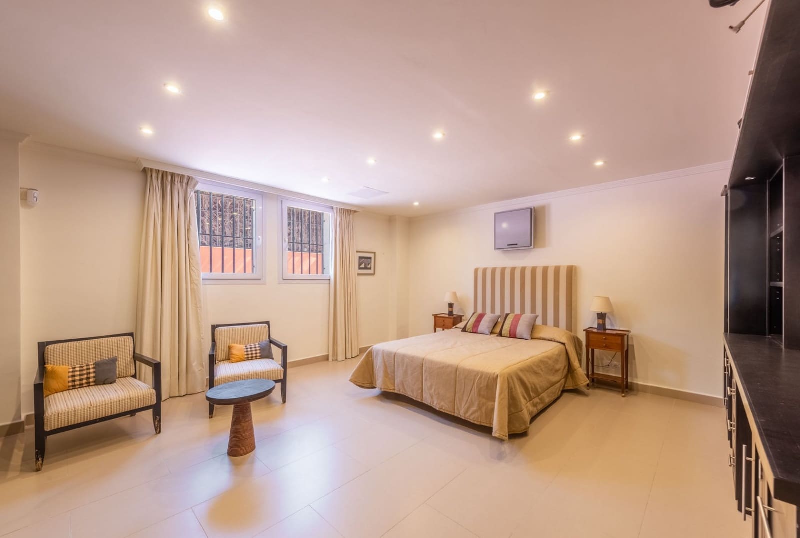 4 bedroom Villa for sale in Marbella with pool garage - € 2,500,000 (Ref: 7621127)