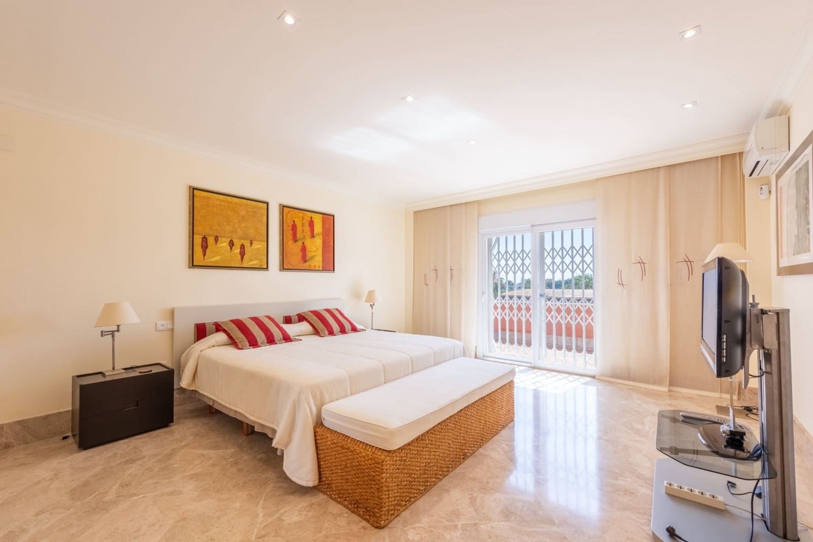 4 bedroom Villa for sale in Marbella with pool garage - € 2,500,000 (Ref: 7621127)