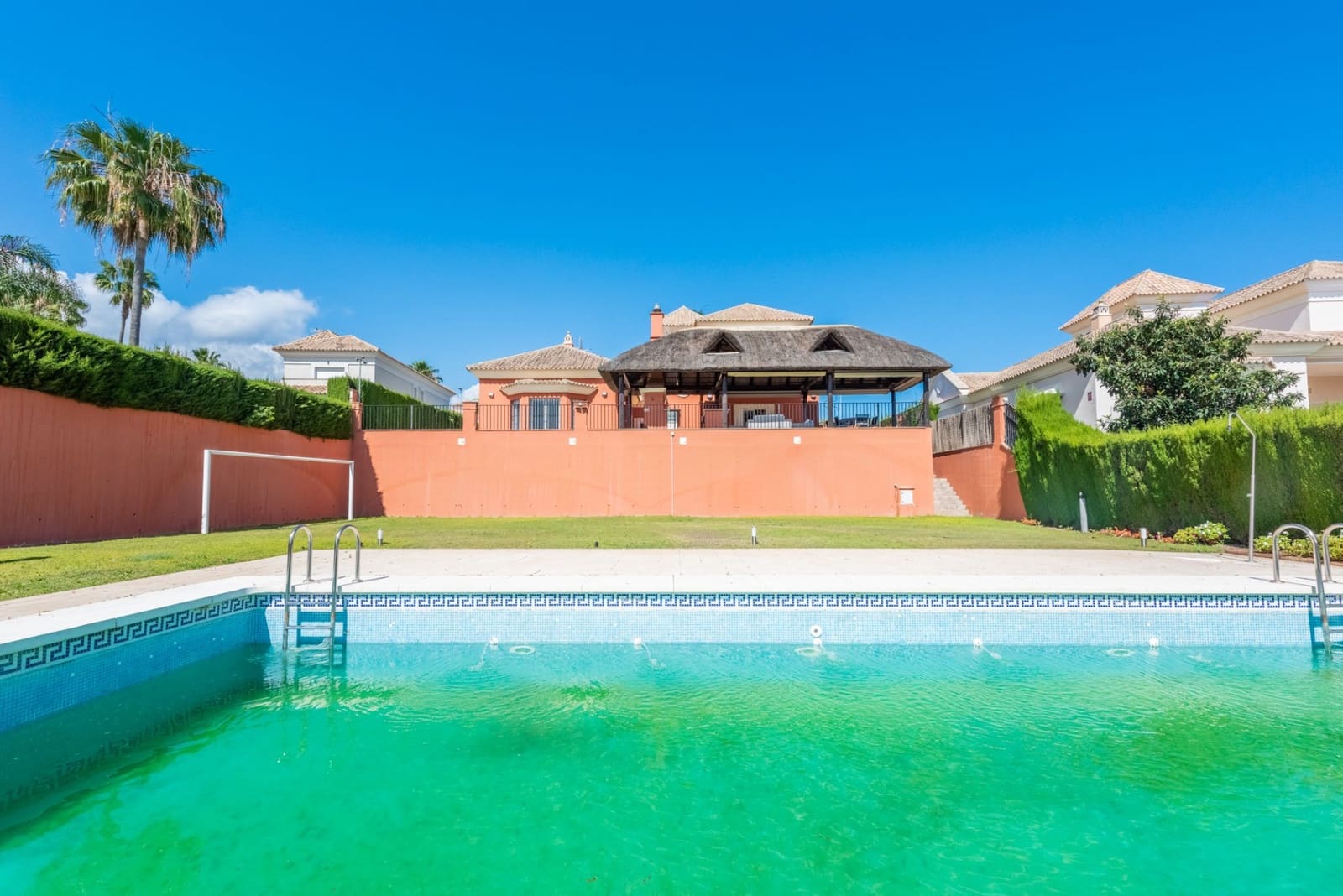 4 bedroom Villa for sale in Marbella with pool garage - € 2,500,000 (Ref: 7621127)