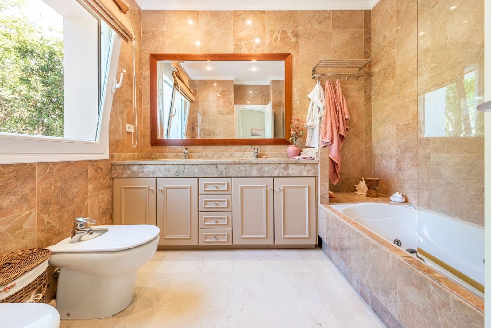 6 bedroom Villa for sale in Benahavis with pool garage - € 2,690,000 (Ref: 7624540)