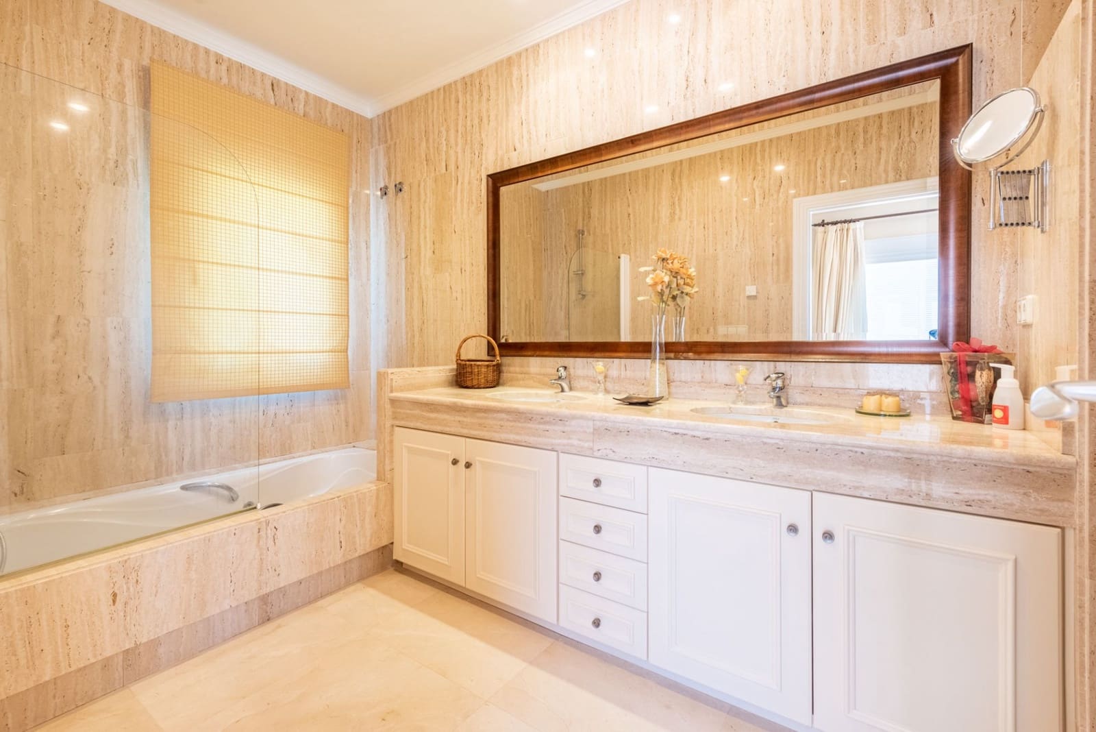 6 bedroom Villa for sale in Benahavis with pool garage - € 2,690,000 (Ref: 7624540)