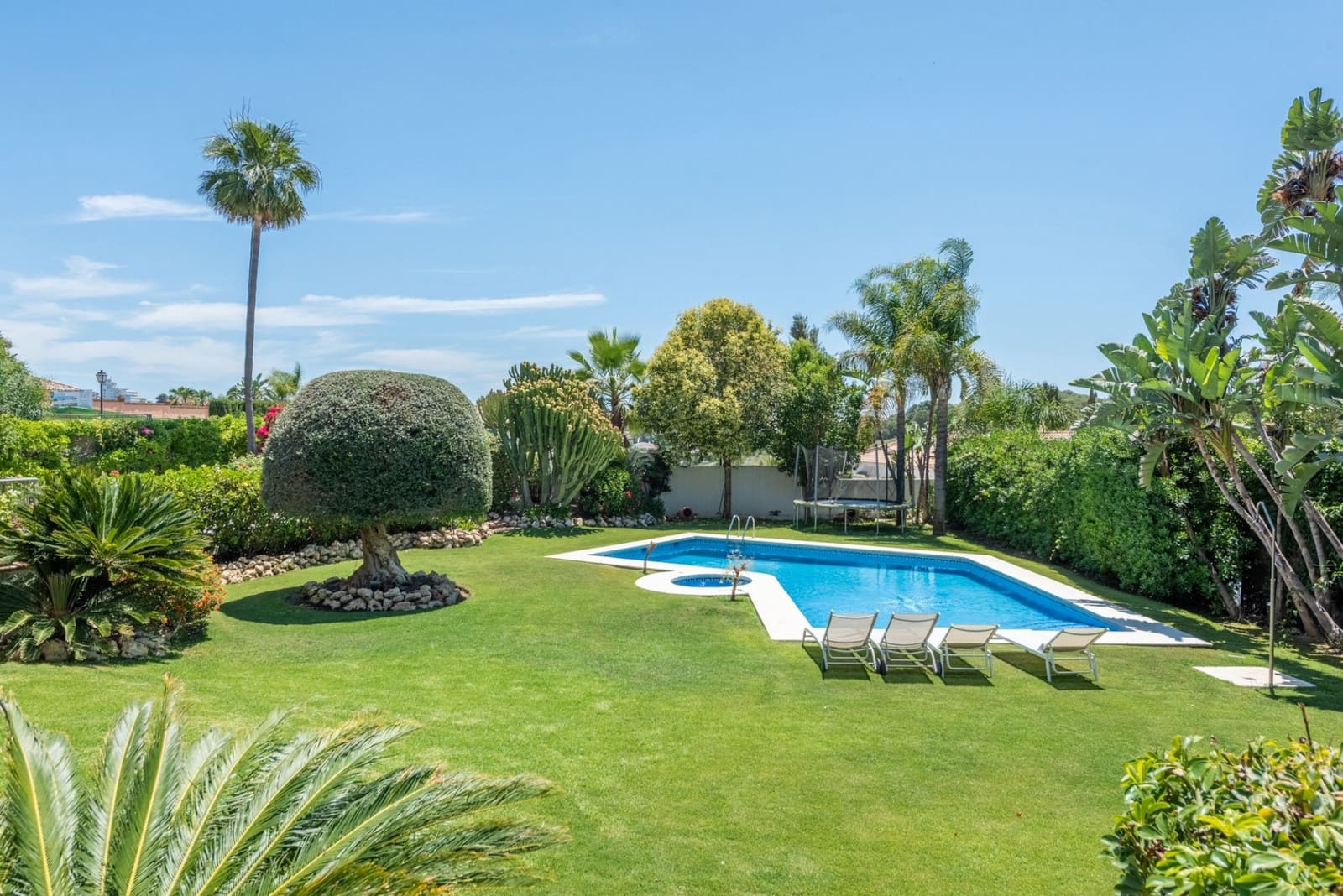 6 bedroom Villa for sale in Benahavis with pool garage - € 2,690,000 (Ref: 7624540)