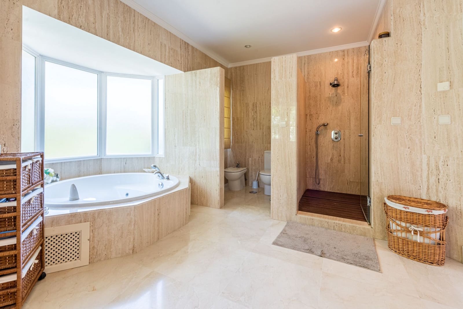 6 bedroom Villa for sale in Benahavis with pool garage - € 2,690,000 (Ref: 7624540)