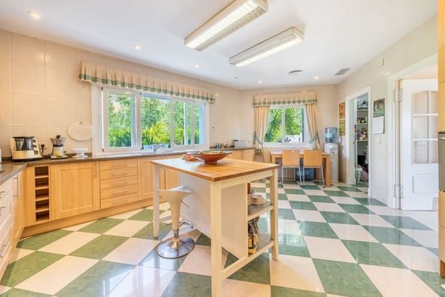 6 bedroom Villa for sale in Benahavís with pool garage - € 2,690,000 (Ref: 7624540)