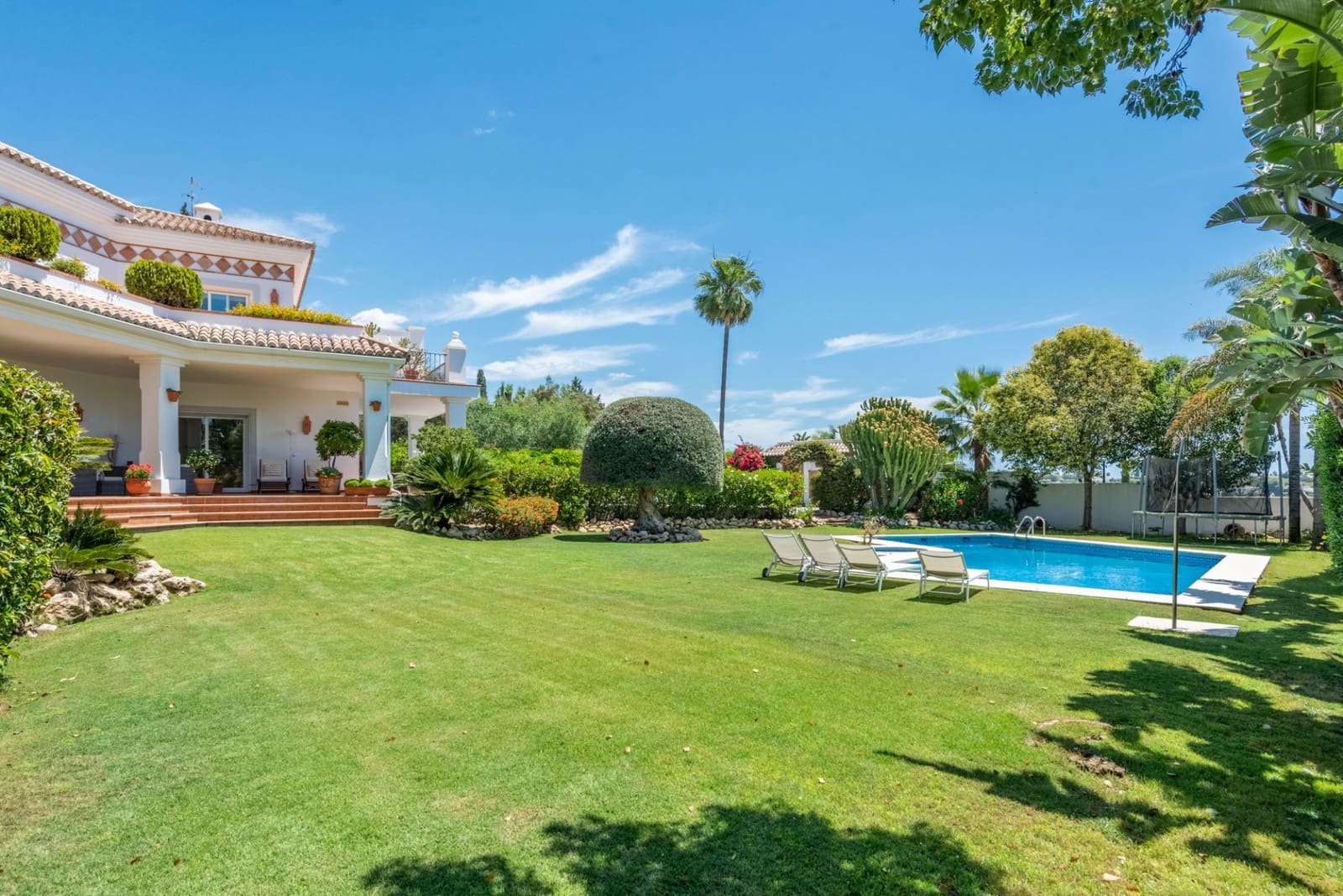 6 bedroom Villa for sale in Benahavis with pool garage - € 2,690,000 (Ref: 7624540)