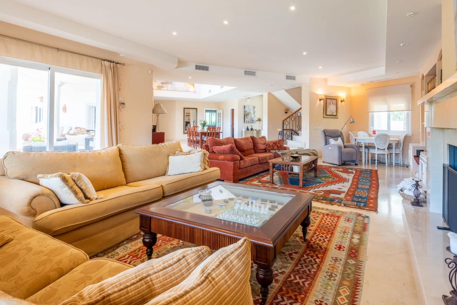 6 bedroom Villa for sale in Benahavis with pool garage - € 2,690,000 (Ref: 7624540)