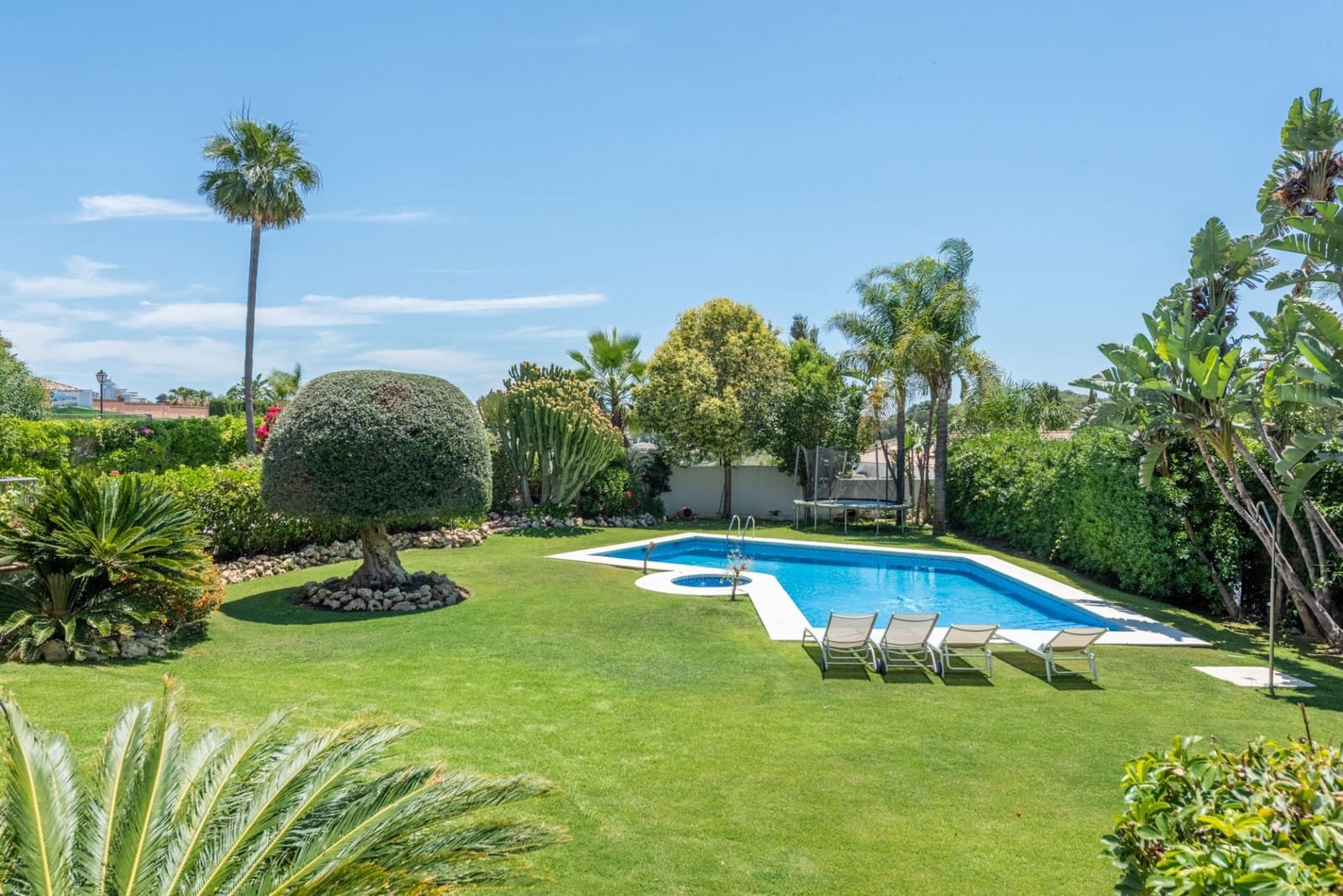 6 bedroom Villa for sale in Benahavis with pool garage - € 2,690,000 (Ref: 7624540)
