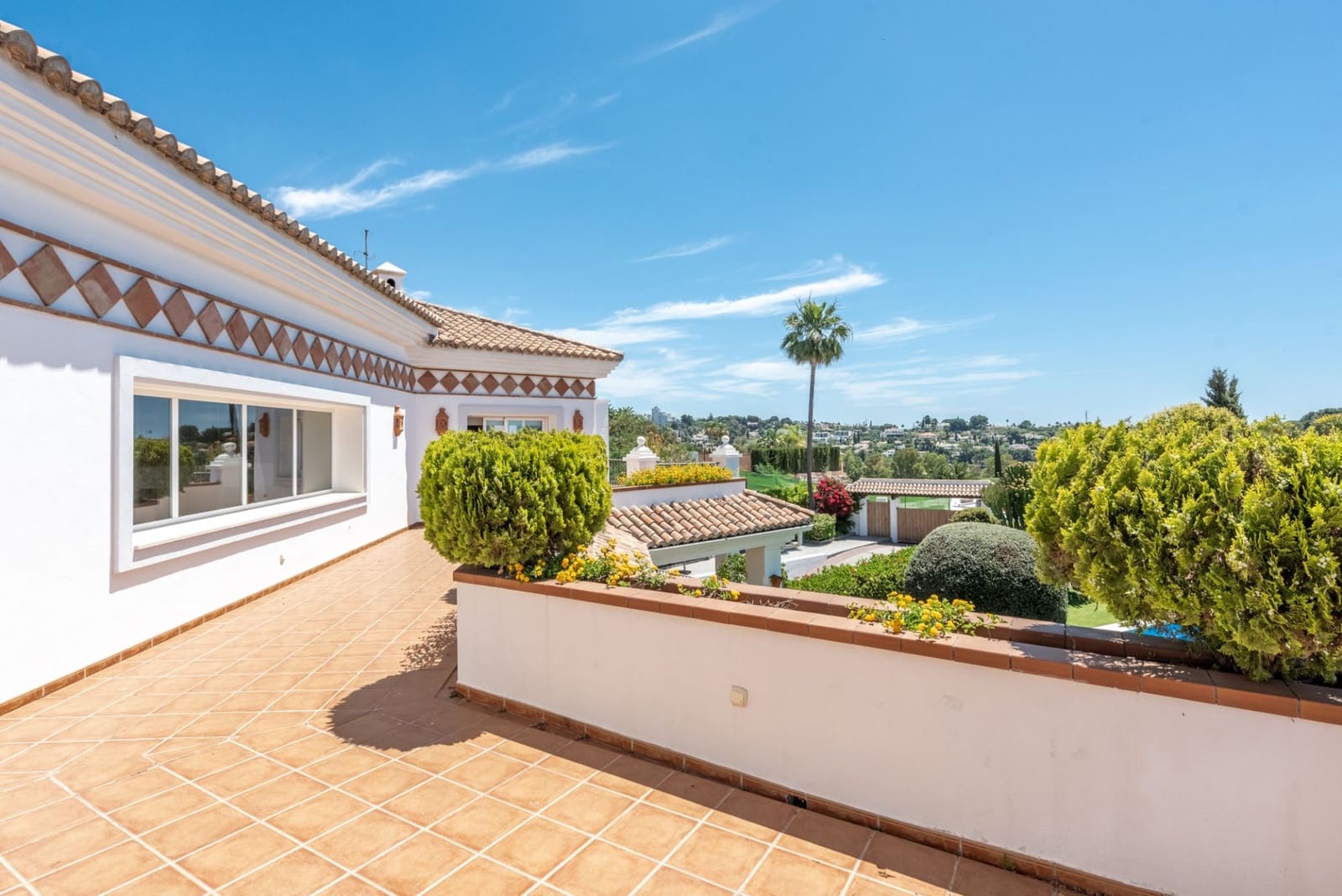 6 bedroom Villa for sale in Benahavis with pool garage - € 2,690,000 (Ref: 7624540)