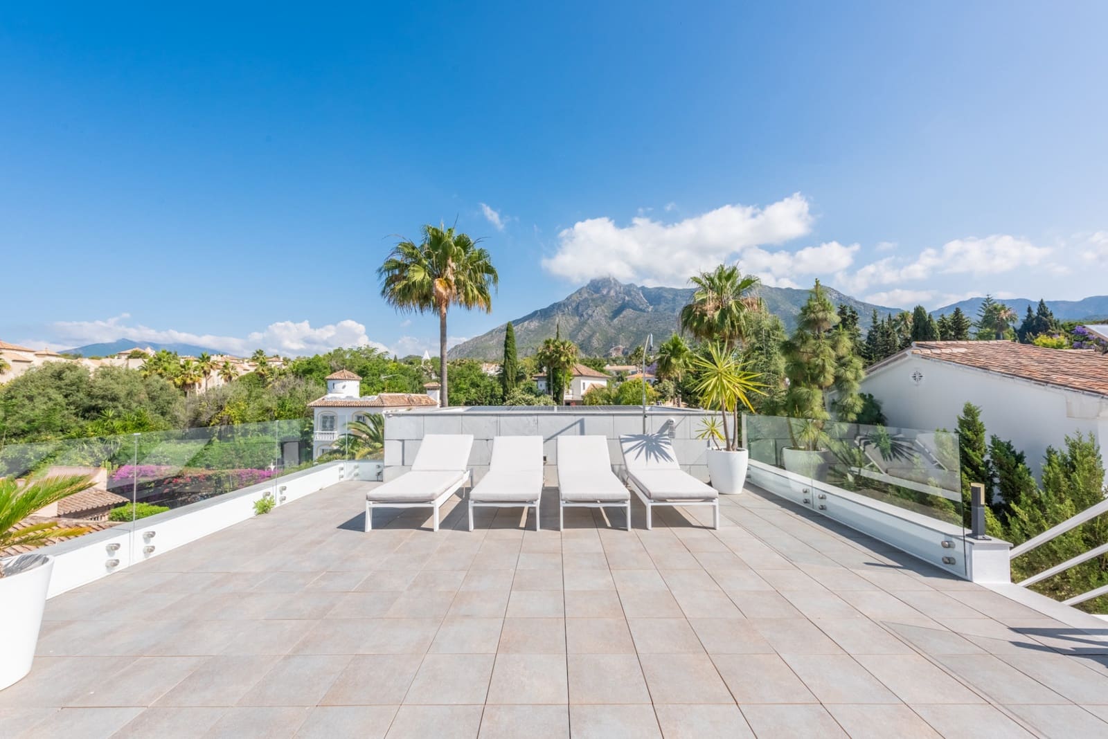 4 bedroom Villa for sale in Marbella with pool garage - € 2,450,000 (Ref: 7665074)
