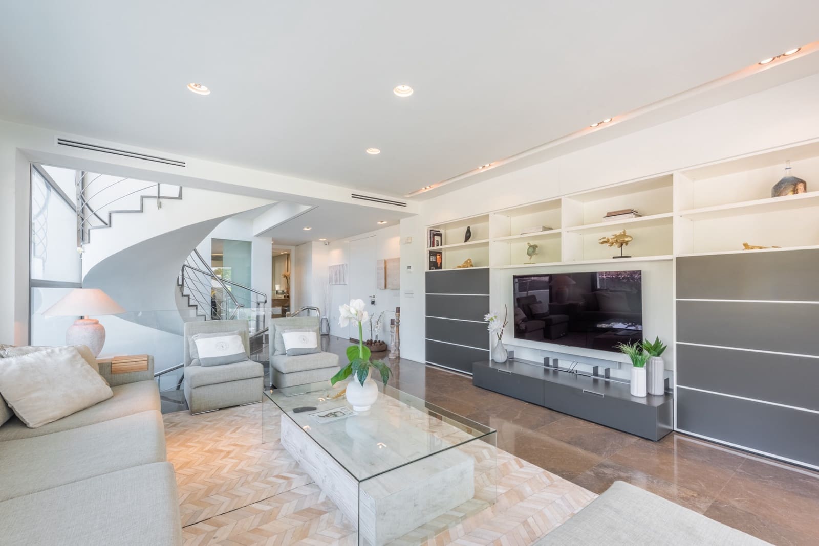 4 bedroom Villa for sale in Marbella with pool garage - € 2,450,000 (Ref: 7665074)