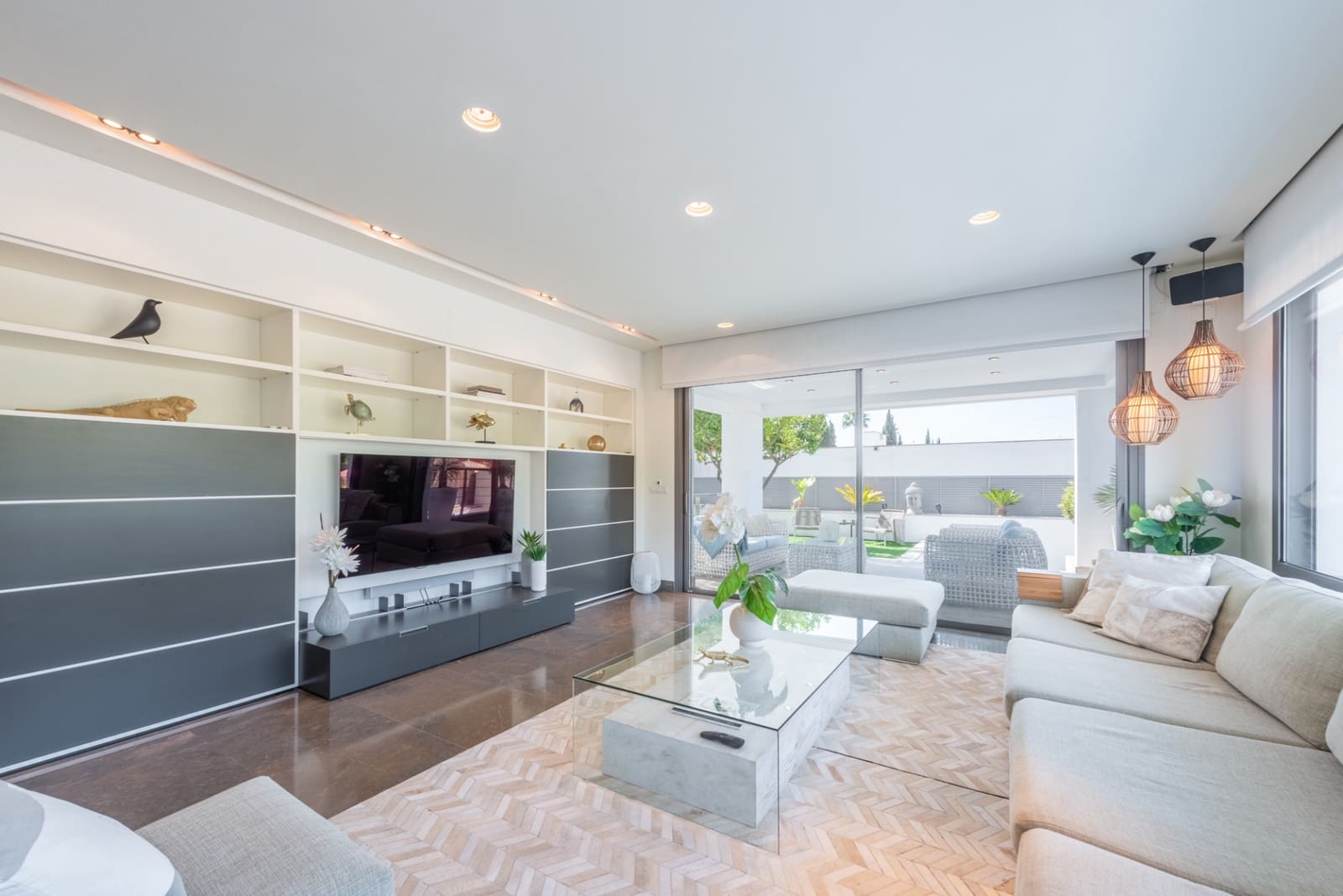 4 bedroom Villa for sale in Marbella with pool garage - € 2,450,000 (Ref: 7665074)