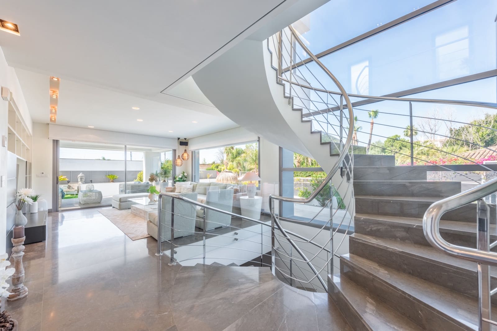 4 bedroom Villa for sale in Marbella with pool garage - € 2,450,000 (Ref: 7665074)