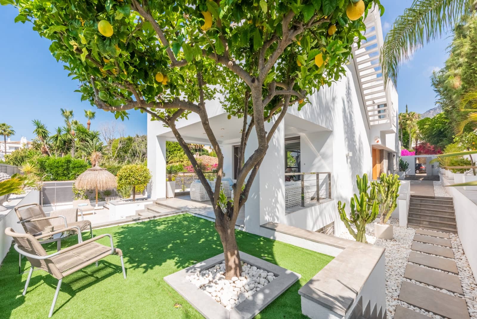 4 bedroom Villa for sale in Marbella with pool garage - € 2,450,000 (Ref: 7665074)