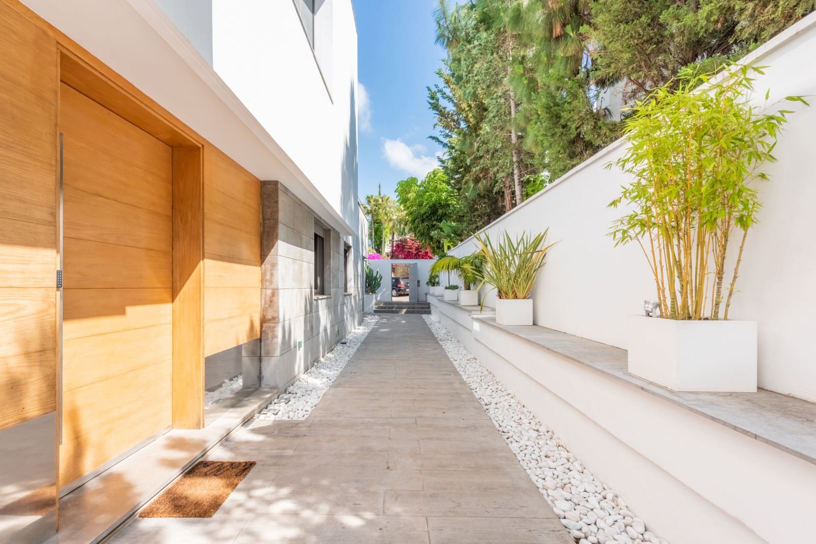 4 bedroom Villa for sale in Marbella with pool garage - € 2,450,000 (Ref: 7665074)