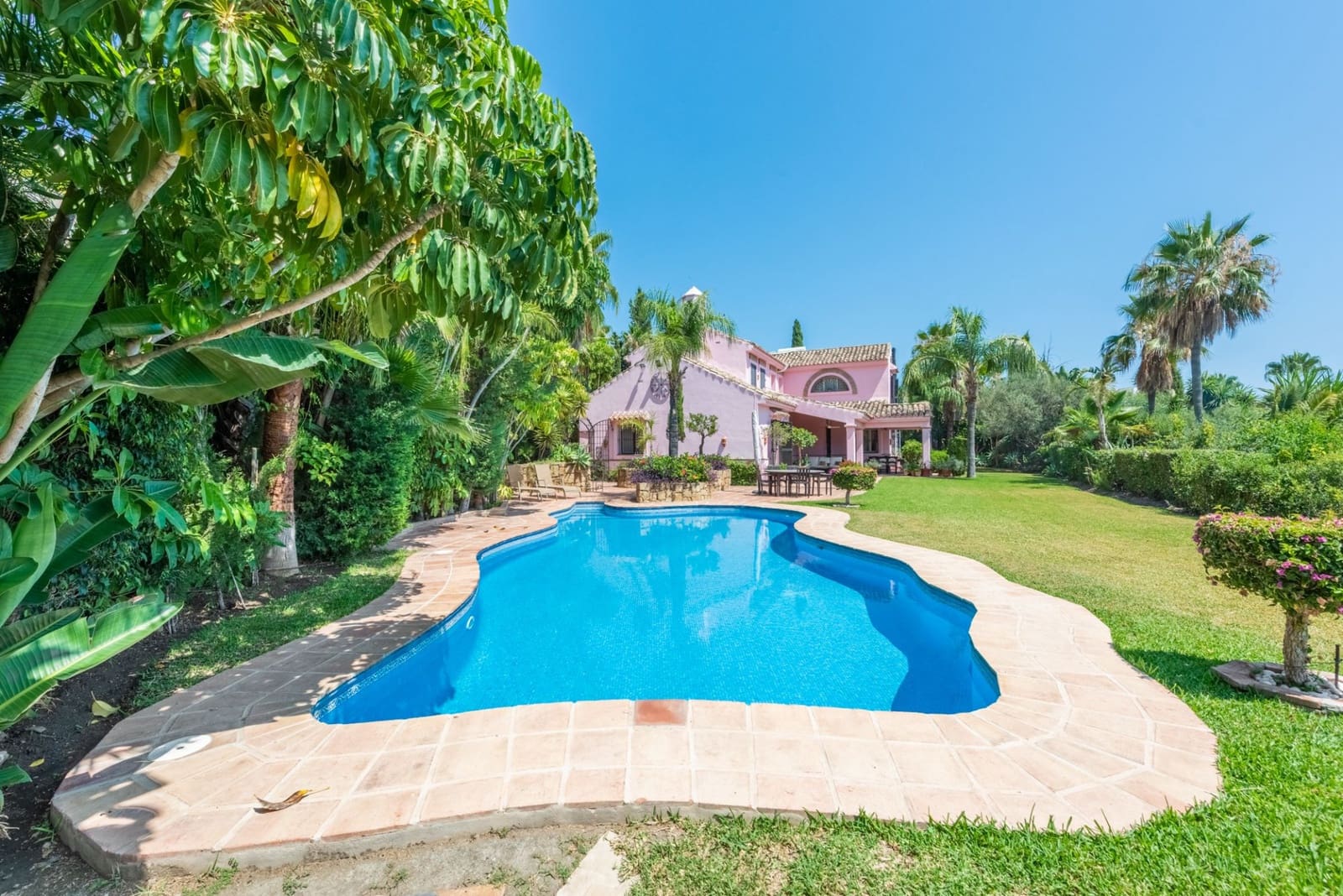 5 bedroom Villa for sale in Benahavis with pool garage - € 5,250,000 (Ref: 7740735)