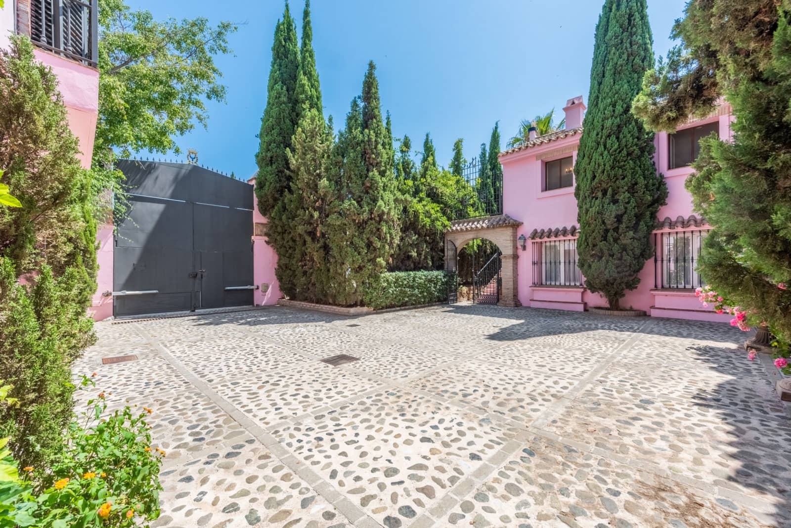 5 bedroom Villa for sale in Benahavis with pool garage - € 5,250,000 (Ref: 7740735)