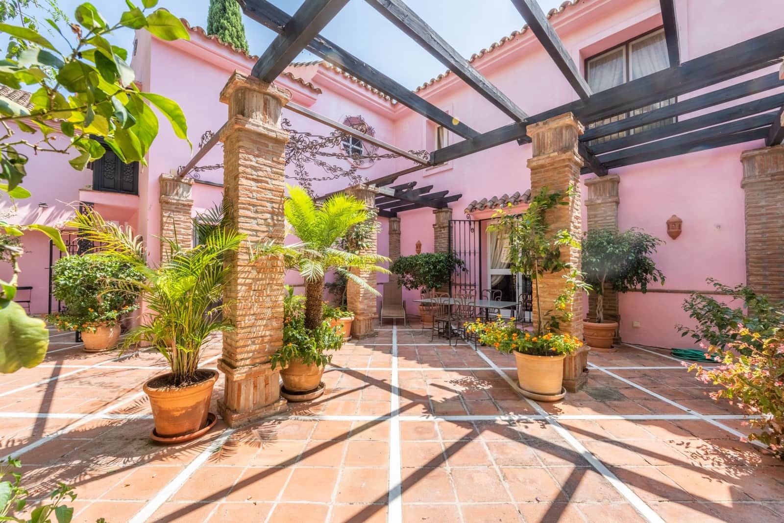 5 bedroom Villa for sale in Benahavis with pool garage - € 5,250,000 (Ref: 7740735)