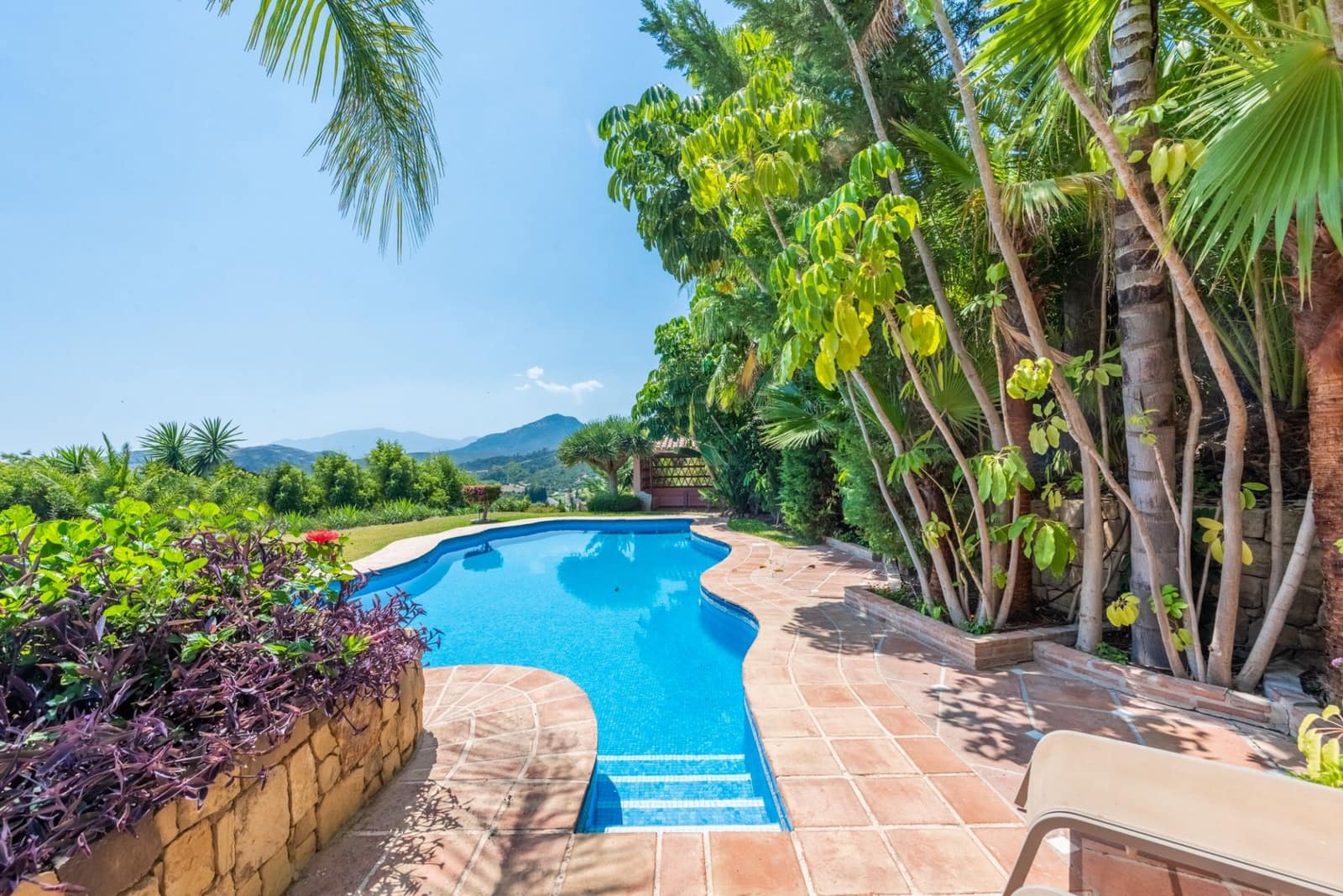 5 bedroom Villa for sale in Benahavis with pool garage - € 5,250,000 (Ref: 7740735)