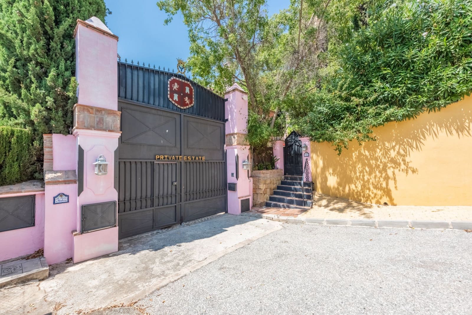 5 bedroom Villa for sale in Benahavis with pool garage - € 5,250,000 (Ref: 7740735)