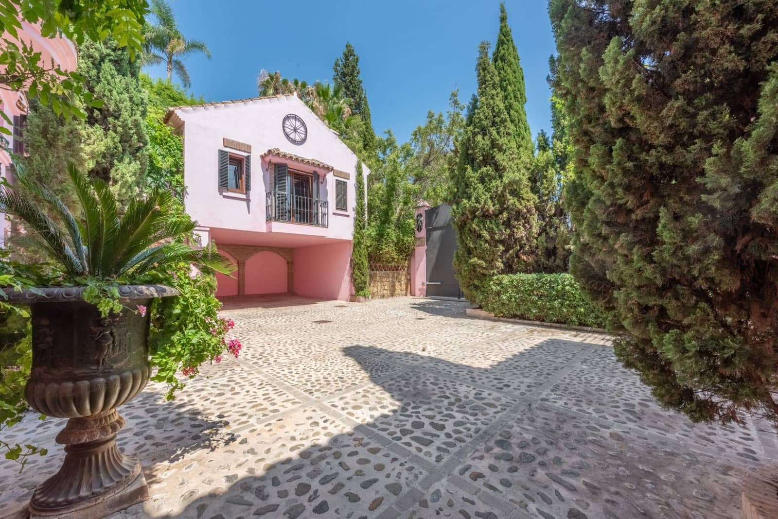 5 bedroom Villa for sale in Benahavis with pool garage - € 5,250,000 (Ref: 7740735)