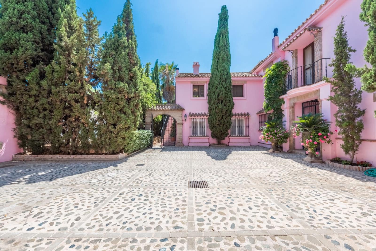 5 bedroom Villa for sale in Benahavis with pool garage - € 5,250,000 (Ref: 7740735)