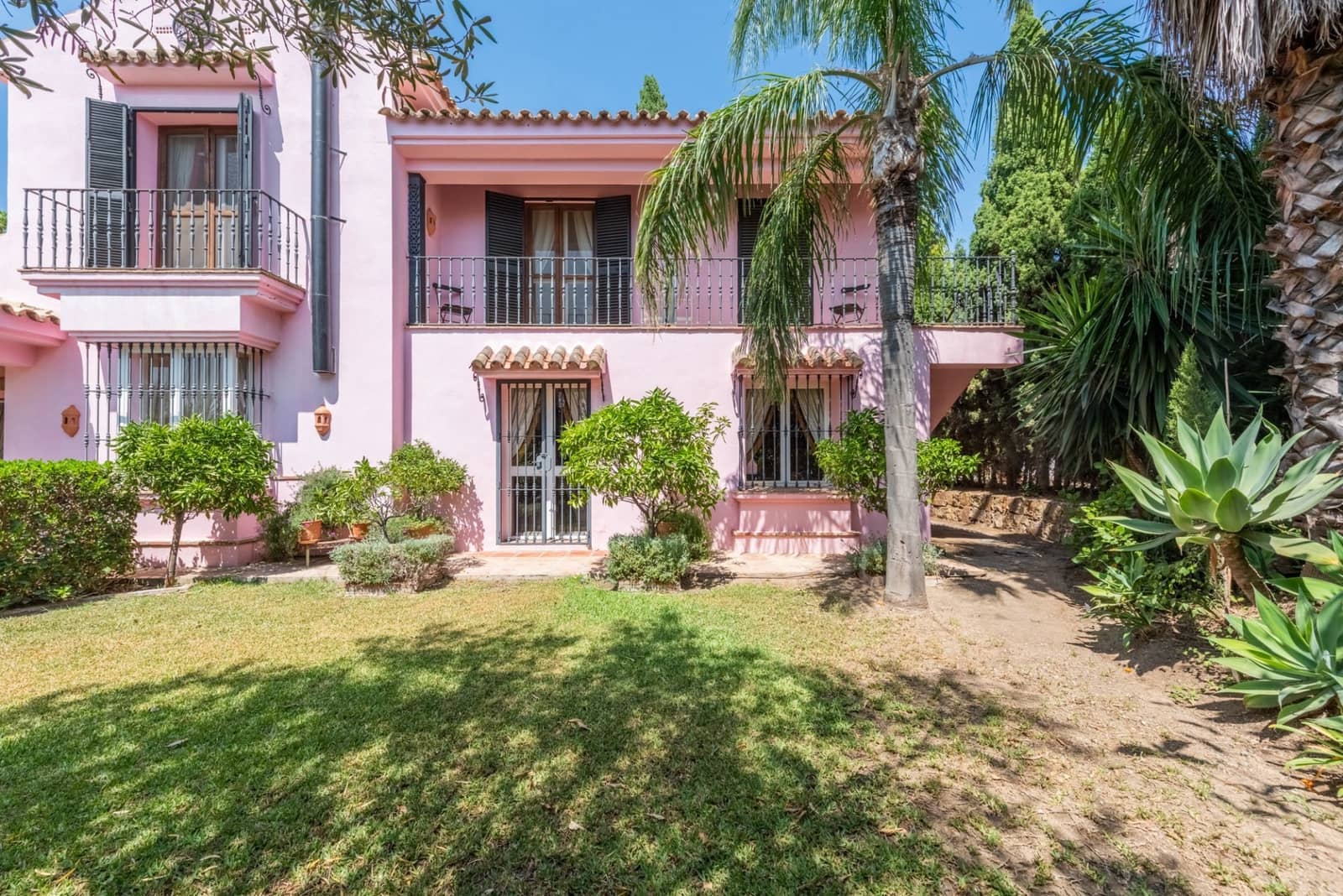 5 bedroom Villa for sale in Benahavis with pool garage - € 5,250,000 (Ref: 7740735)