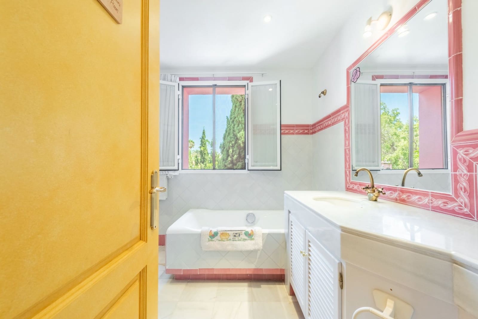 5 bedroom Villa for sale in Benahavis with pool garage - € 5,250,000 (Ref: 7740735)