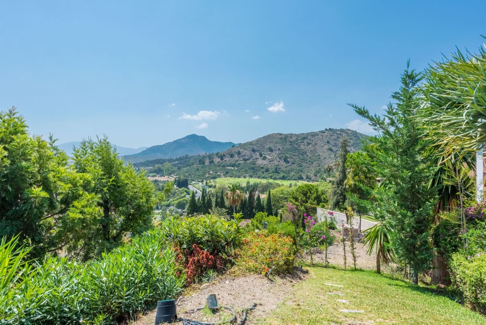 5 bedroom Villa for sale in Benahavis with pool garage - € 5,250,000 (Ref: 7740735)