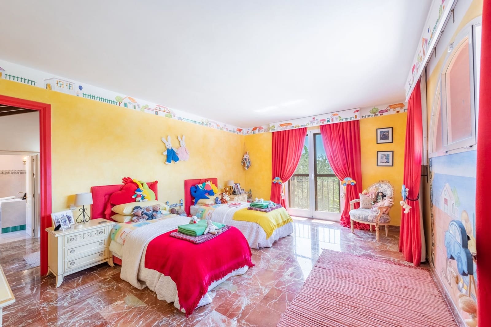 5 bedroom Villa for sale in Benahavis with pool garage - € 5,250,000 (Ref: 7740735)