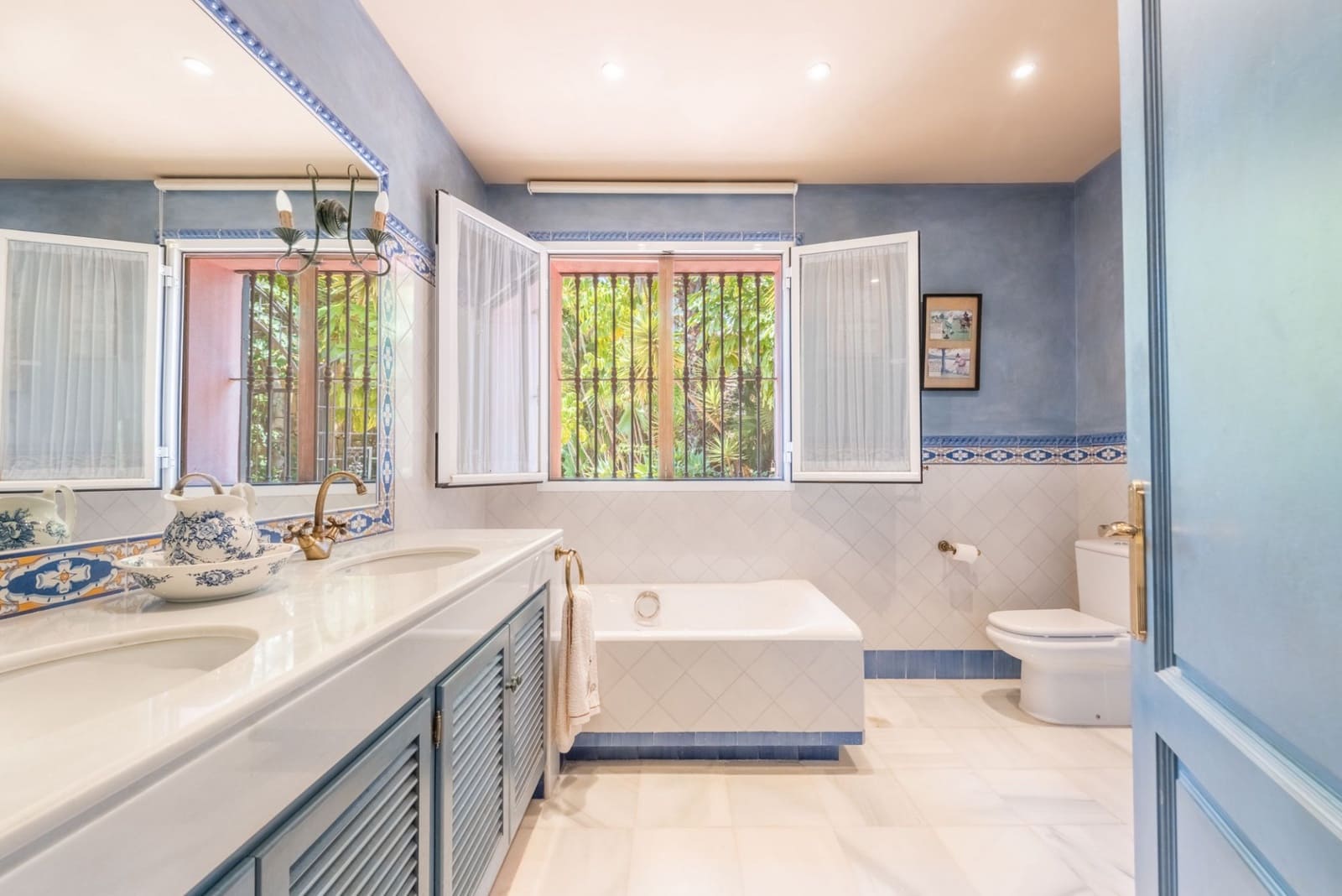 5 bedroom Villa for sale in Benahavis with pool garage - € 5,250,000 (Ref: 7740735)