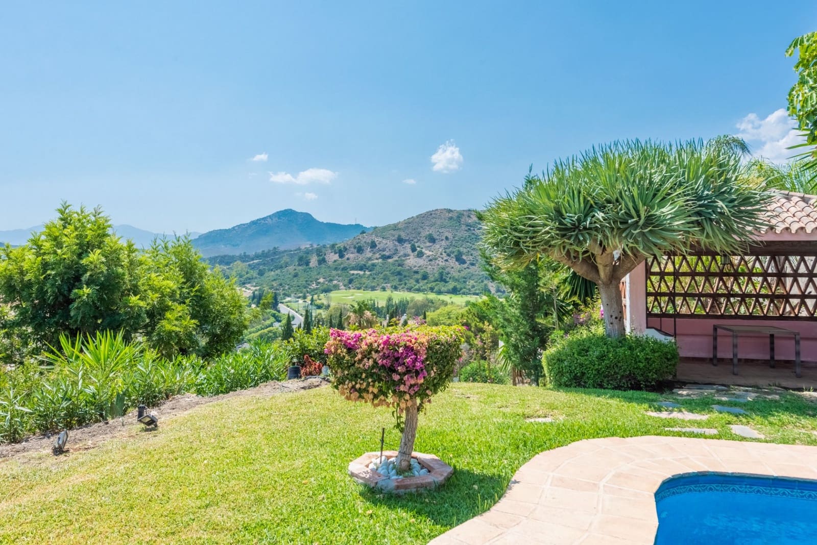 5 bedroom Villa for sale in Benahavis with pool garage - € 5,250,000 (Ref: 7740735)