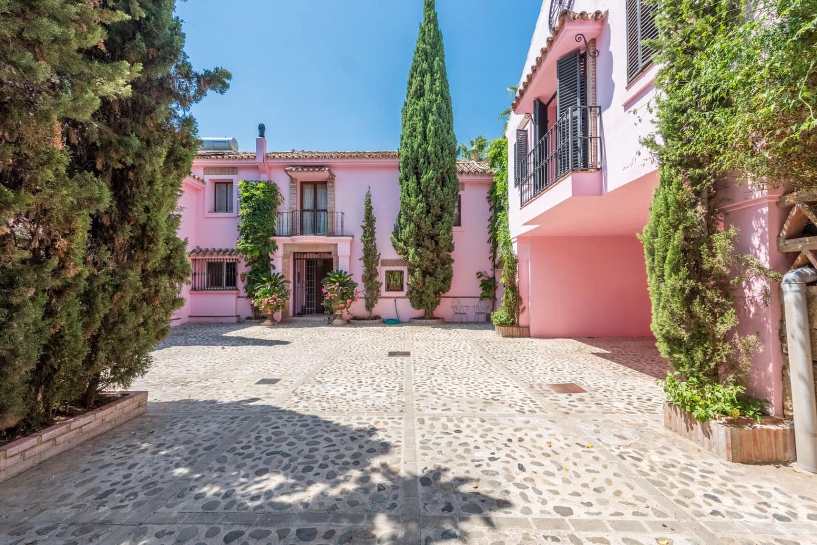 5 bedroom Villa for sale in Benahavis with pool garage - € 5,250,000 (Ref: 7740735)