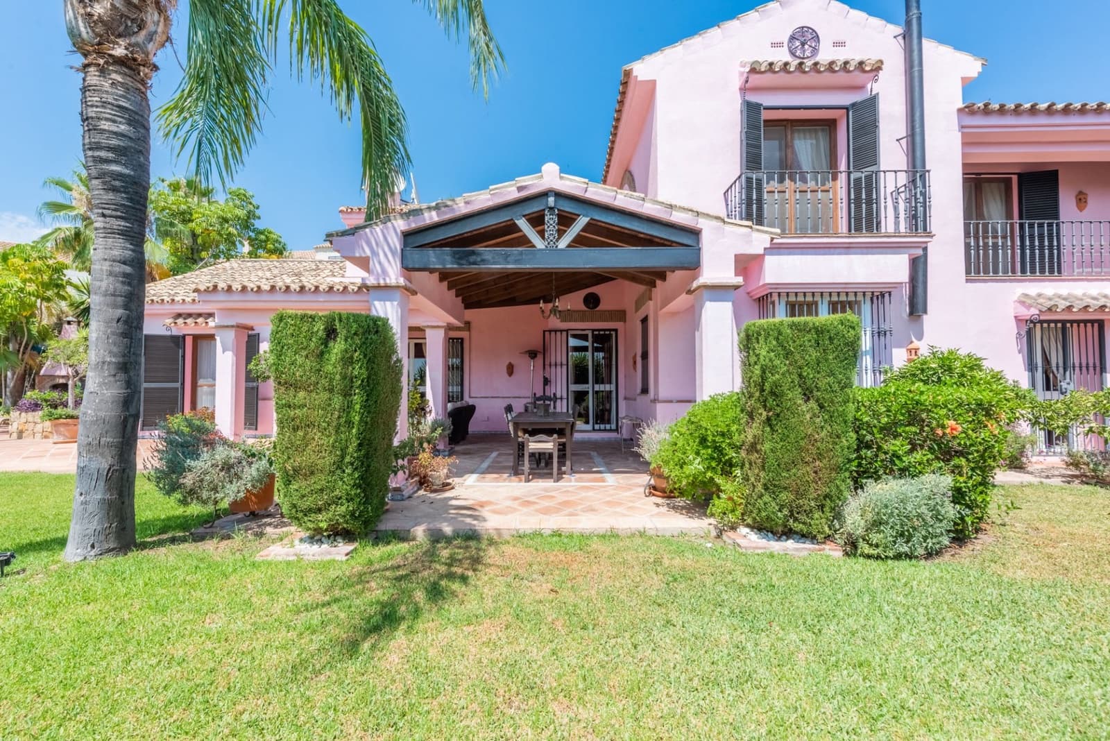 5 bedroom Villa for sale in Benahavis with pool garage - € 5,250,000 (Ref: 7740735)