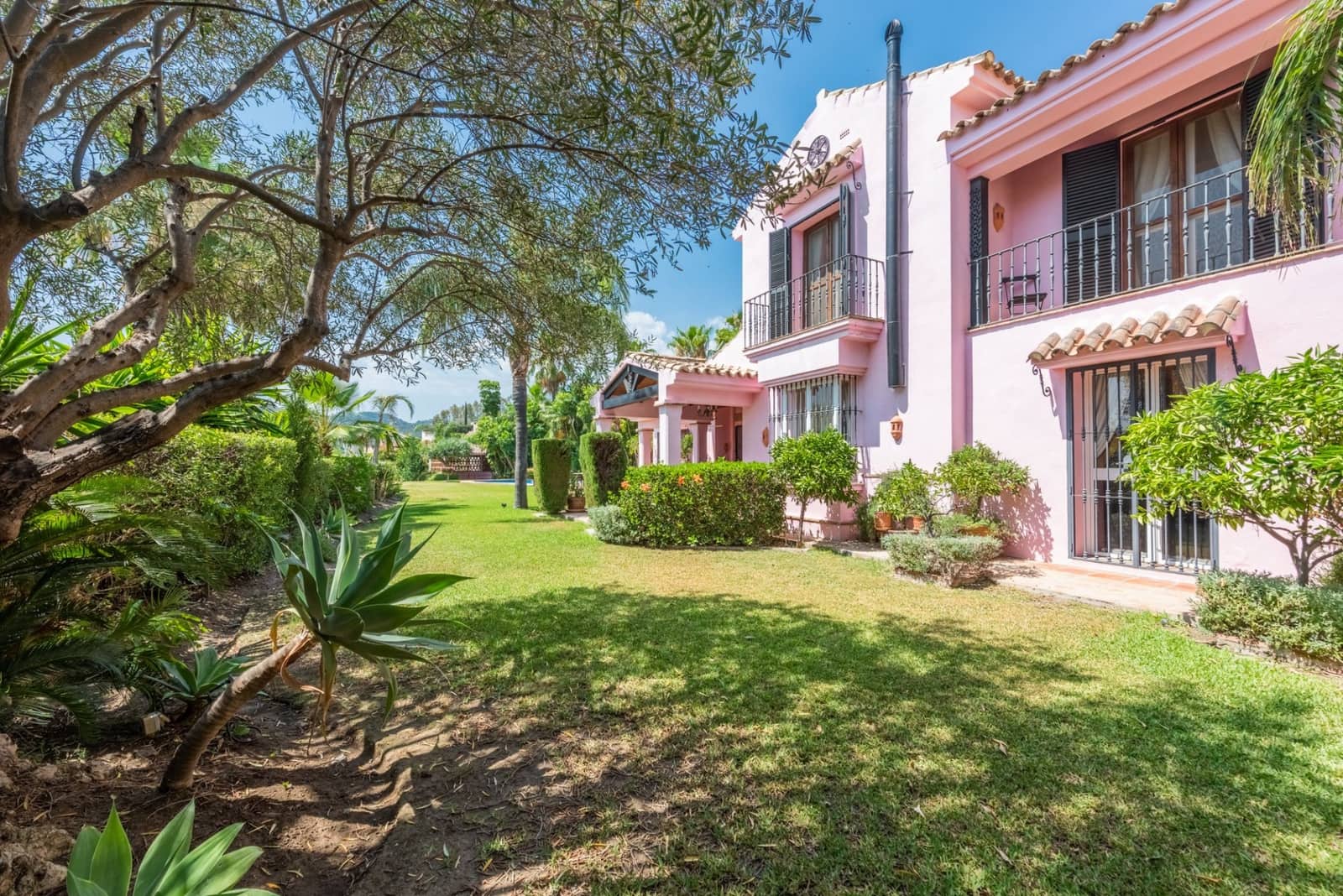 5 bedroom Villa for sale in Benahavis with pool garage - € 5,250,000 (Ref: 7740735)