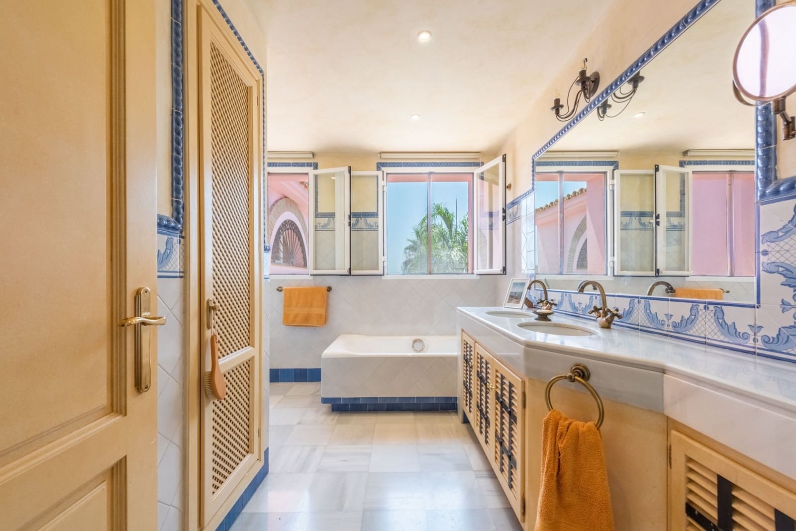 5 bedroom Villa for sale in Benahavis with pool garage - € 5,250,000 (Ref: 7740735)