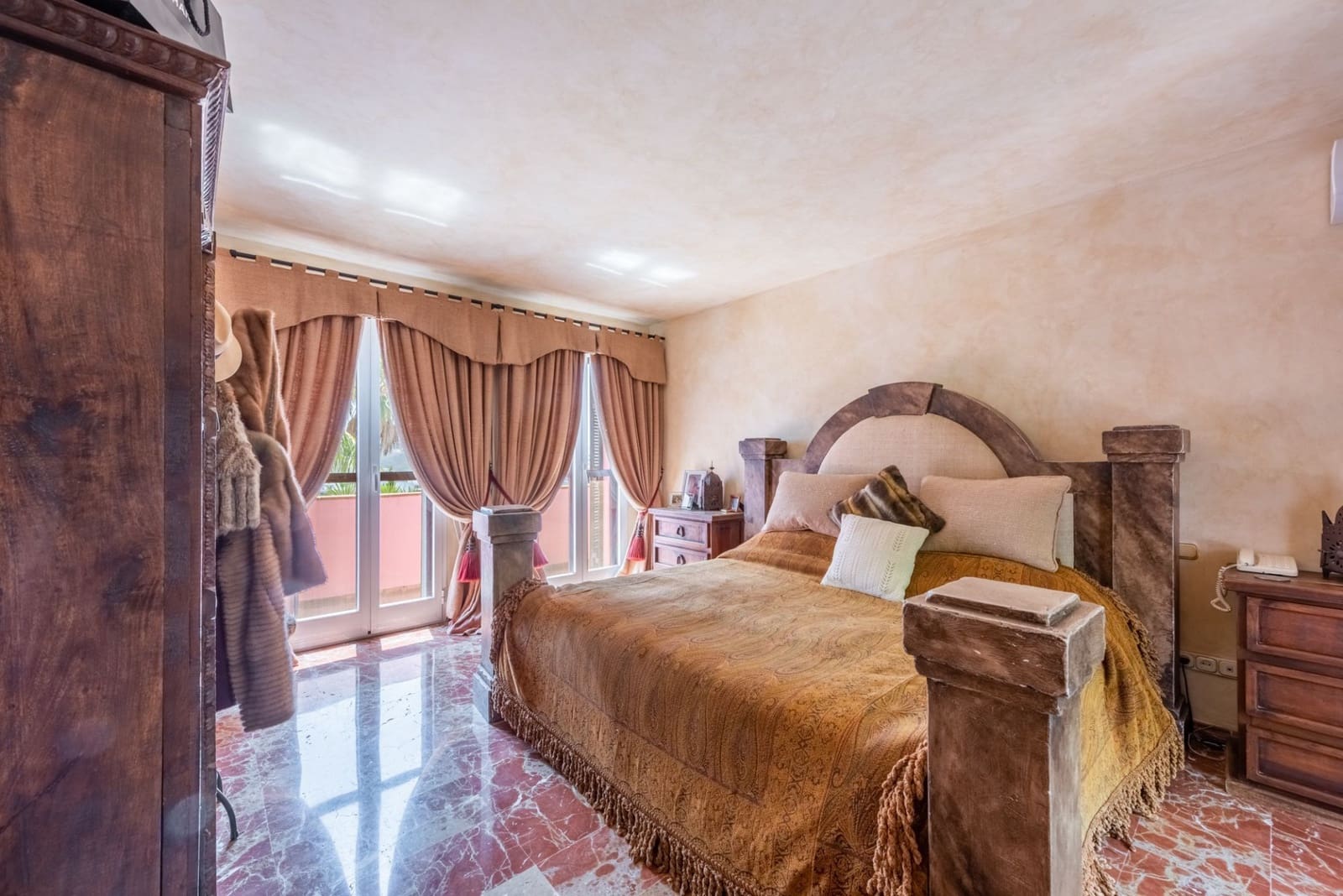 5 bedroom Villa for sale in Benahavis with pool garage - € 5,250,000 (Ref: 7740735)