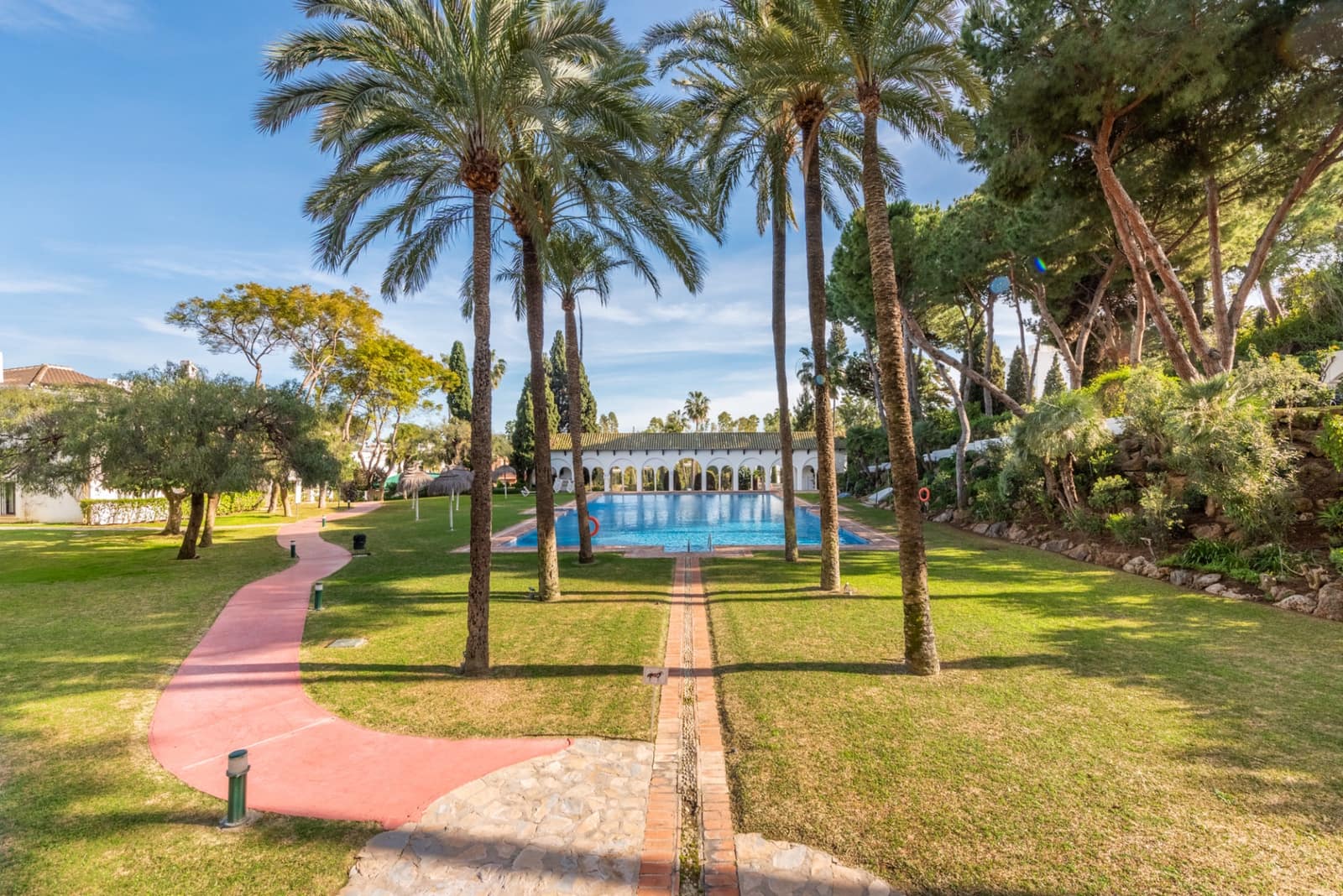 2 slaapkamer Appartement te huur in Marbella met zwembad garage - € 2.200 (Ref: 7774702)