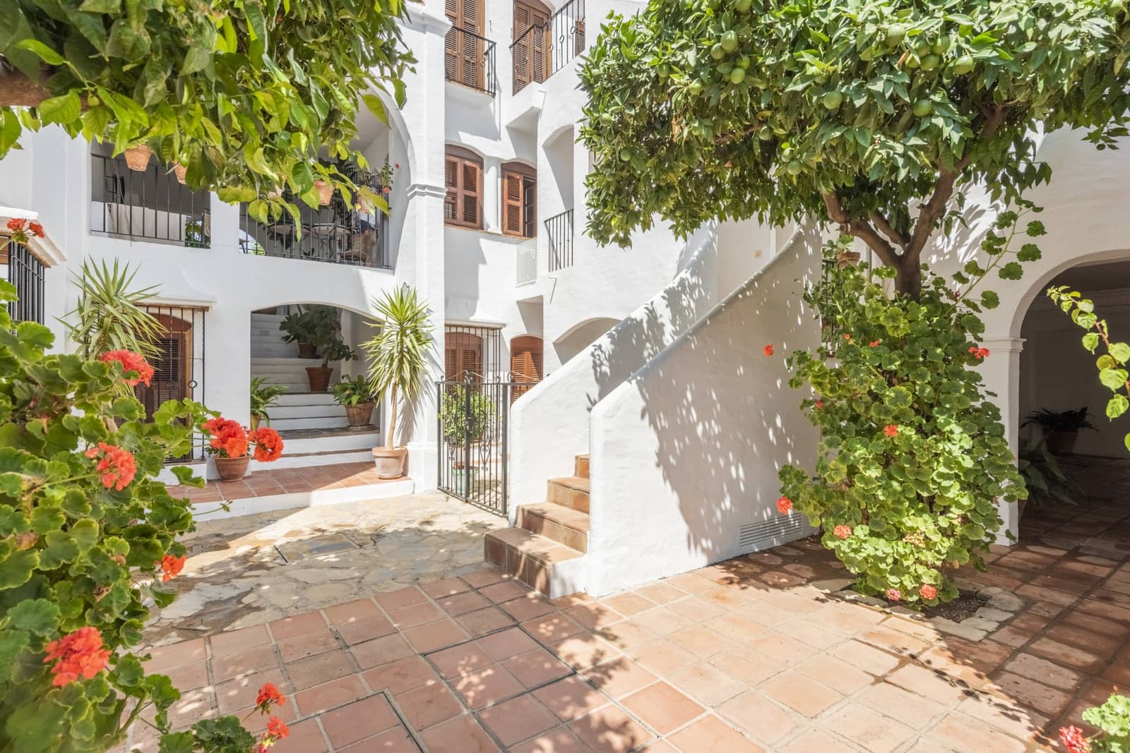 2 slaapkamer Appartement te huur in Marbella met zwembad garage - € 2.200 (Ref: 7774702)