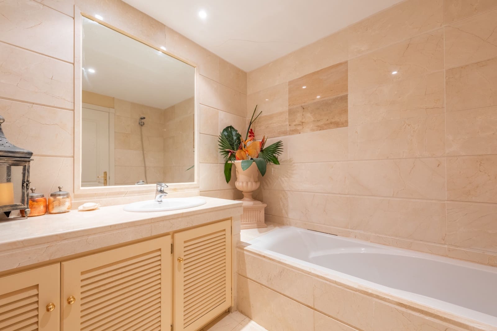 Apartamento de 2 habitaciones en Marbella en venta con piscina garaje - 850.000 € (Ref: 7776643)