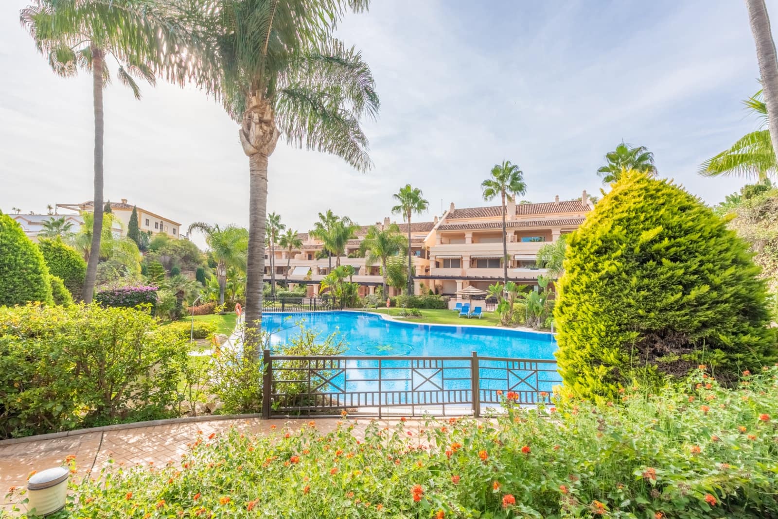 Apartamento de 2 habitaciones en Marbella en venta con piscina garaje - 850.000 € (Ref: 7776643)