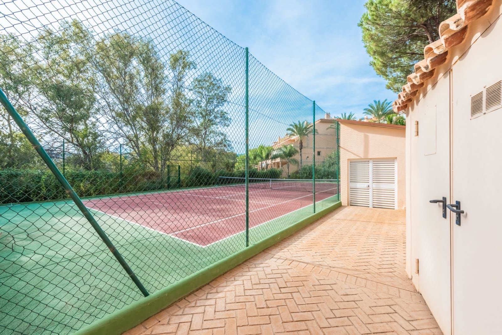 Apartamento de 2 habitaciones en Marbella en venta con piscina garaje - 850.000 € (Ref: 7776643)