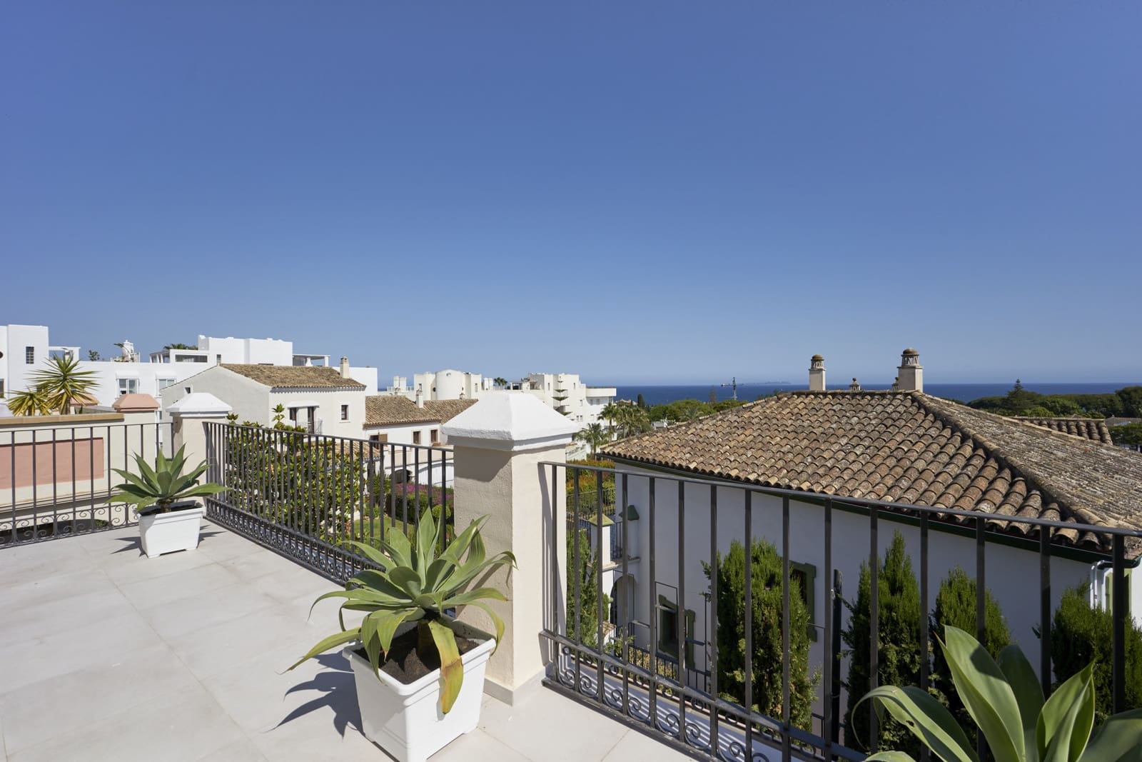 6 bedroom Townhouse for sale in Marbella with pool garage - € 1,495,000 (Ref: 7953551)