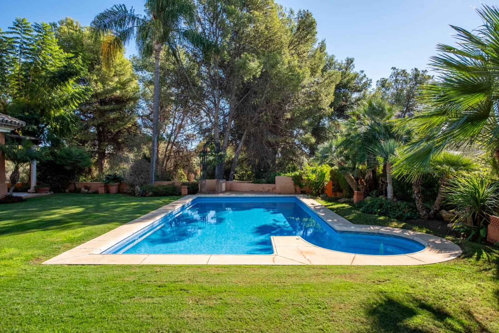 4 bedroom Villa for sale in Marbella with pool garage - € 4,500,000 (Ref: 7982701)