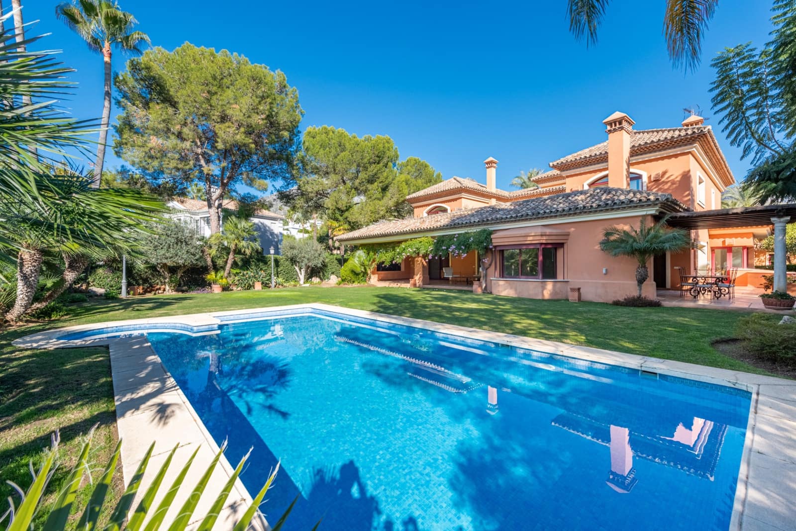 4 bedroom Villa for sale in Marbella with pool garage - € 4,500,000 (Ref: 7982701)