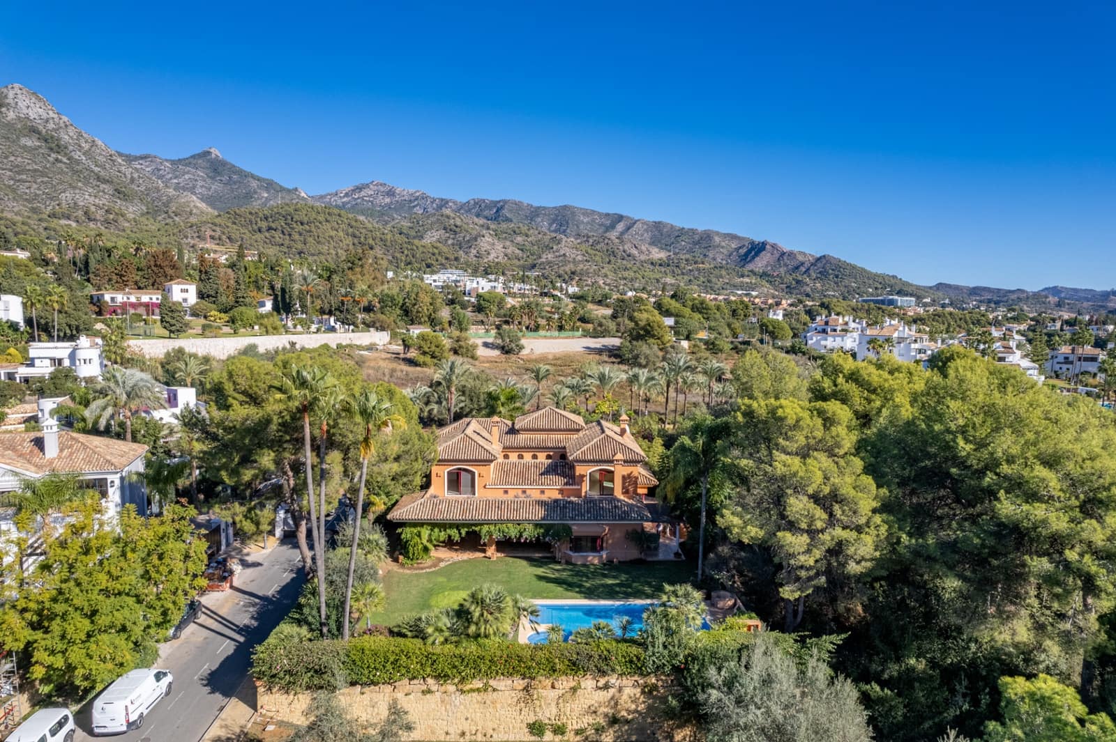 4 bedroom Villa for sale in Marbella with pool garage - € 4,500,000 (Ref: 7982701)