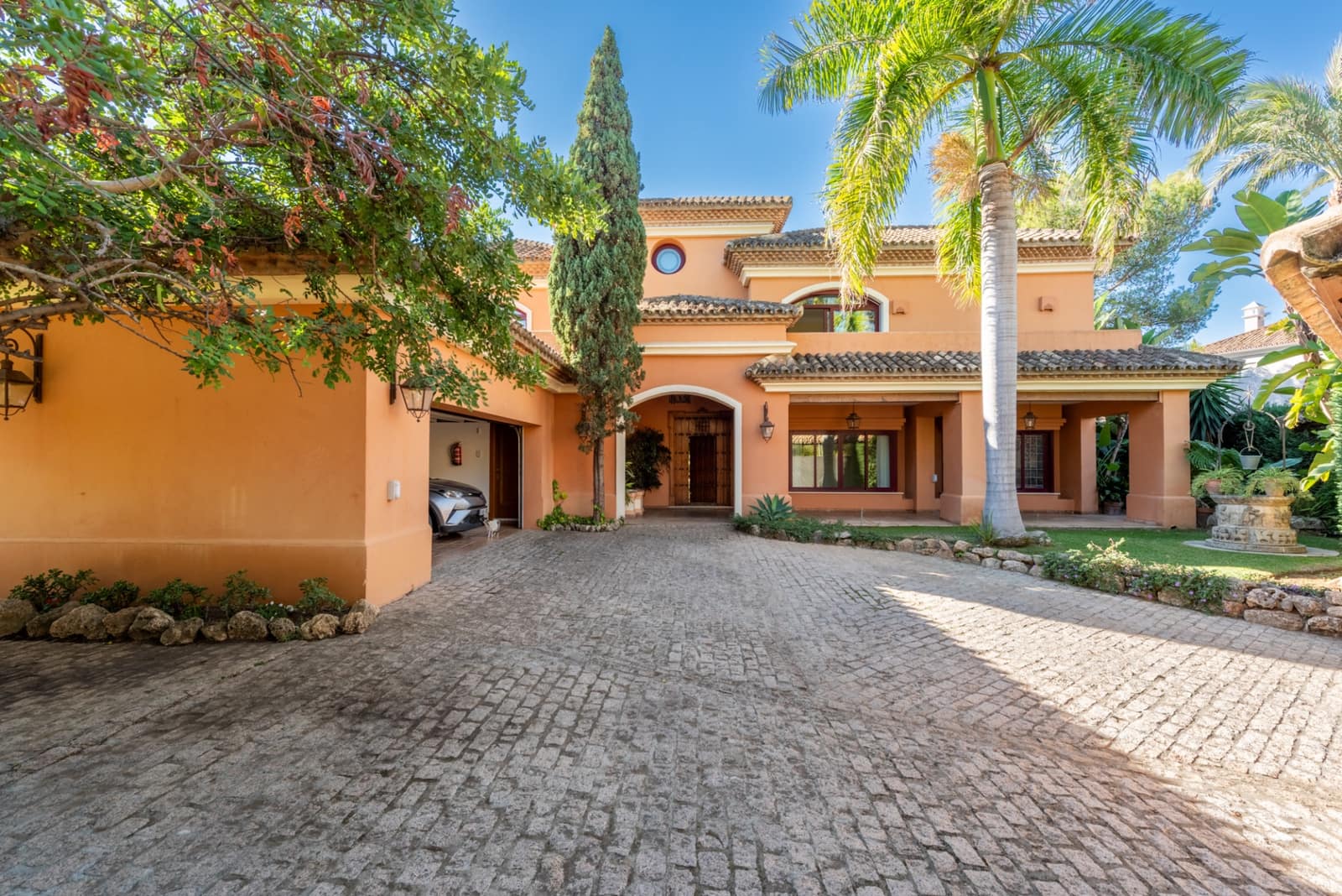 4 bedroom Villa for sale in Marbella with pool garage - € 4,500,000 (Ref: 7982701)