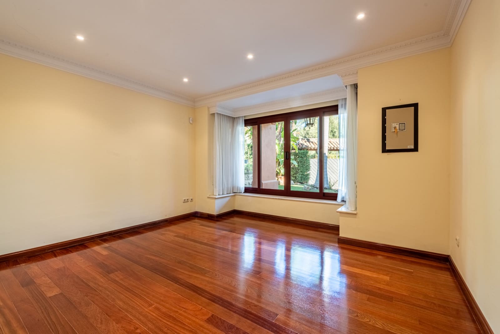 4 bedroom Villa for sale in Marbella with pool garage - € 4,500,000 (Ref: 7982701)