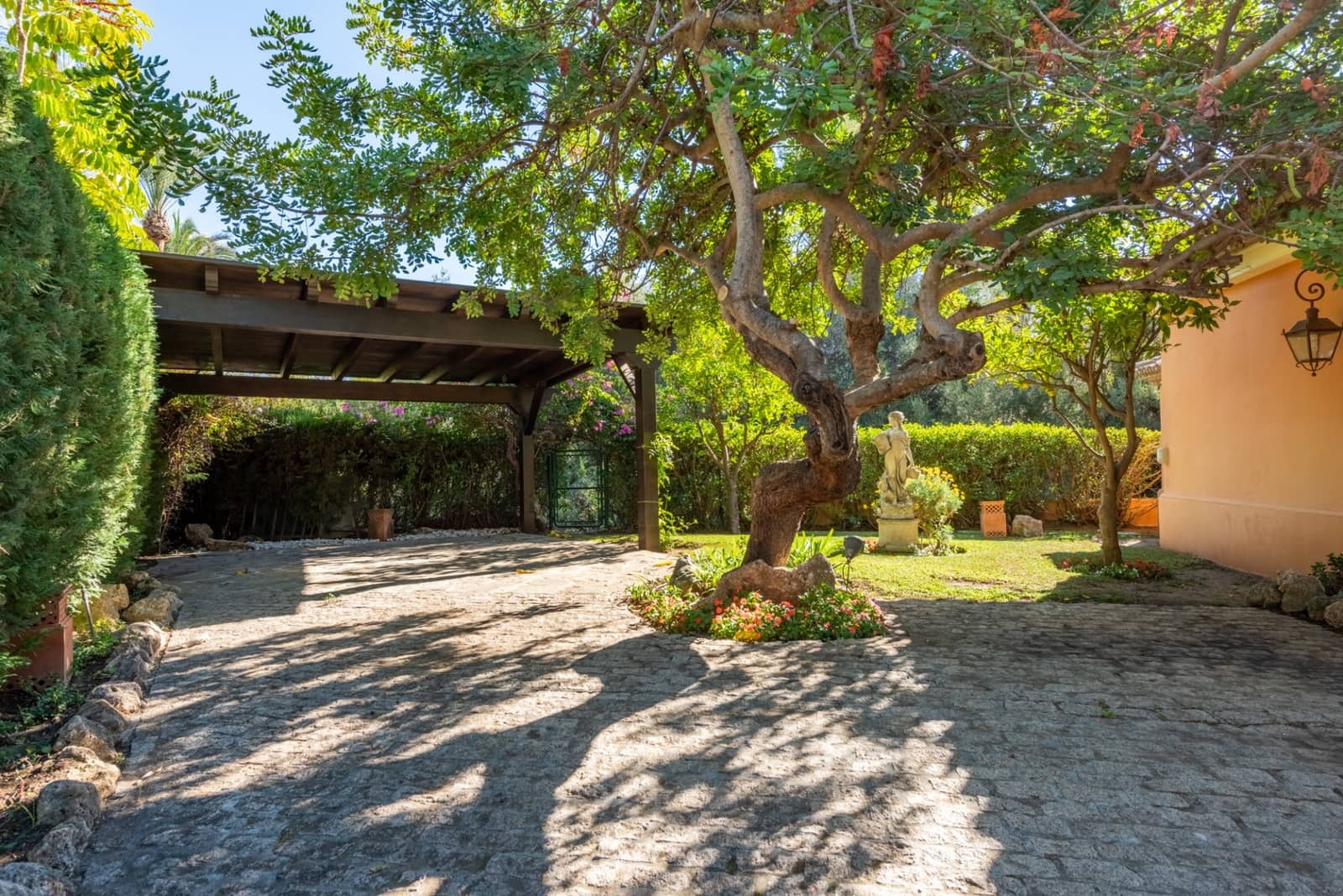 4 bedroom Villa for sale in Marbella with pool garage - € 4,500,000 (Ref: 7982701)