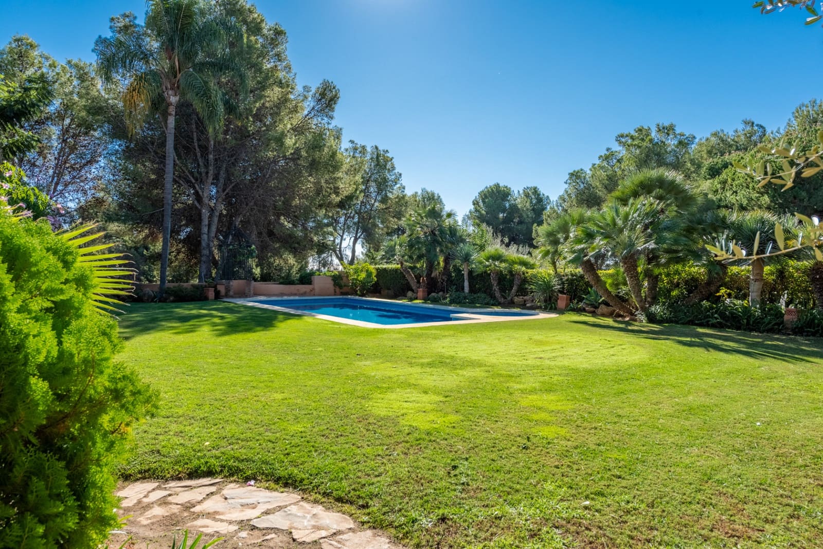 4 bedroom Villa for sale in Marbella with pool garage - € 4,500,000 (Ref: 7982701)