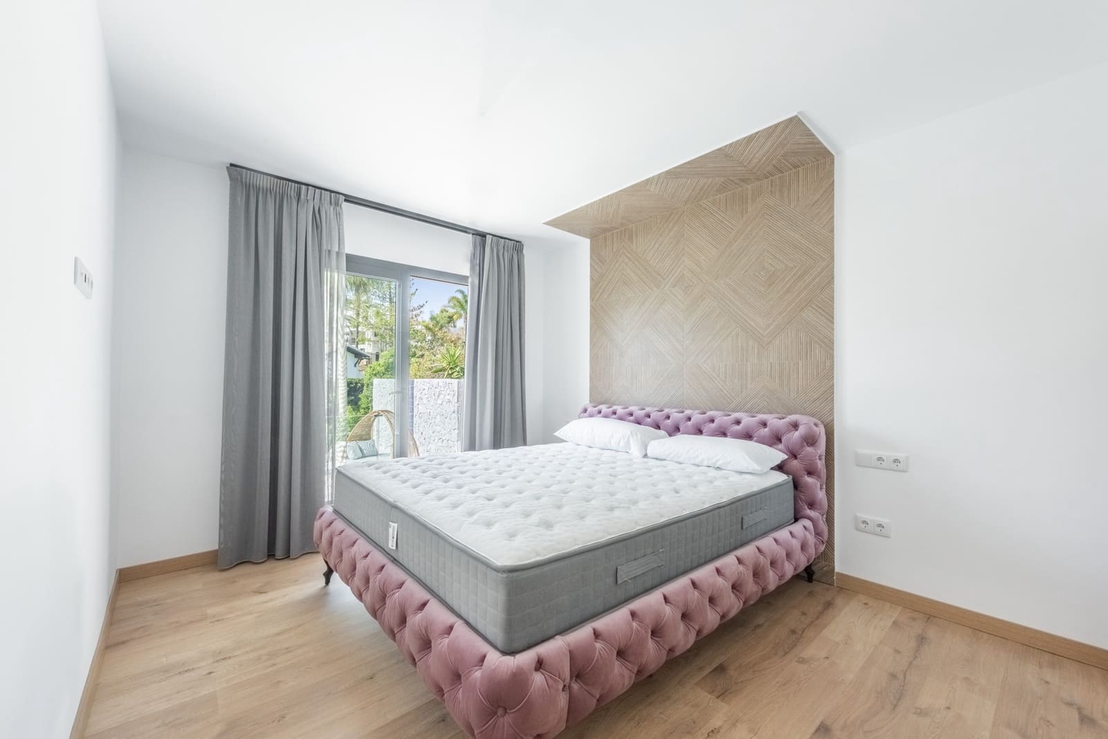 4 bedroom Villa for sale in Marbella with pool garage - € 2,195,000 (Ref: 8102273)